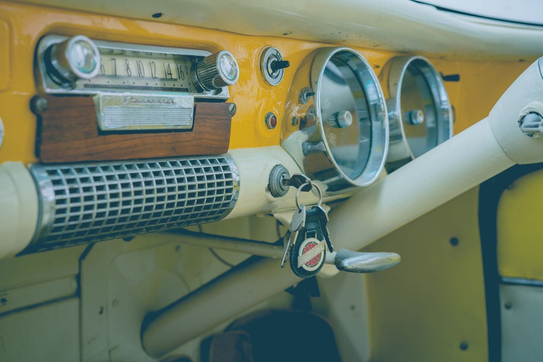 Autosleutel in het contactslot van een auto