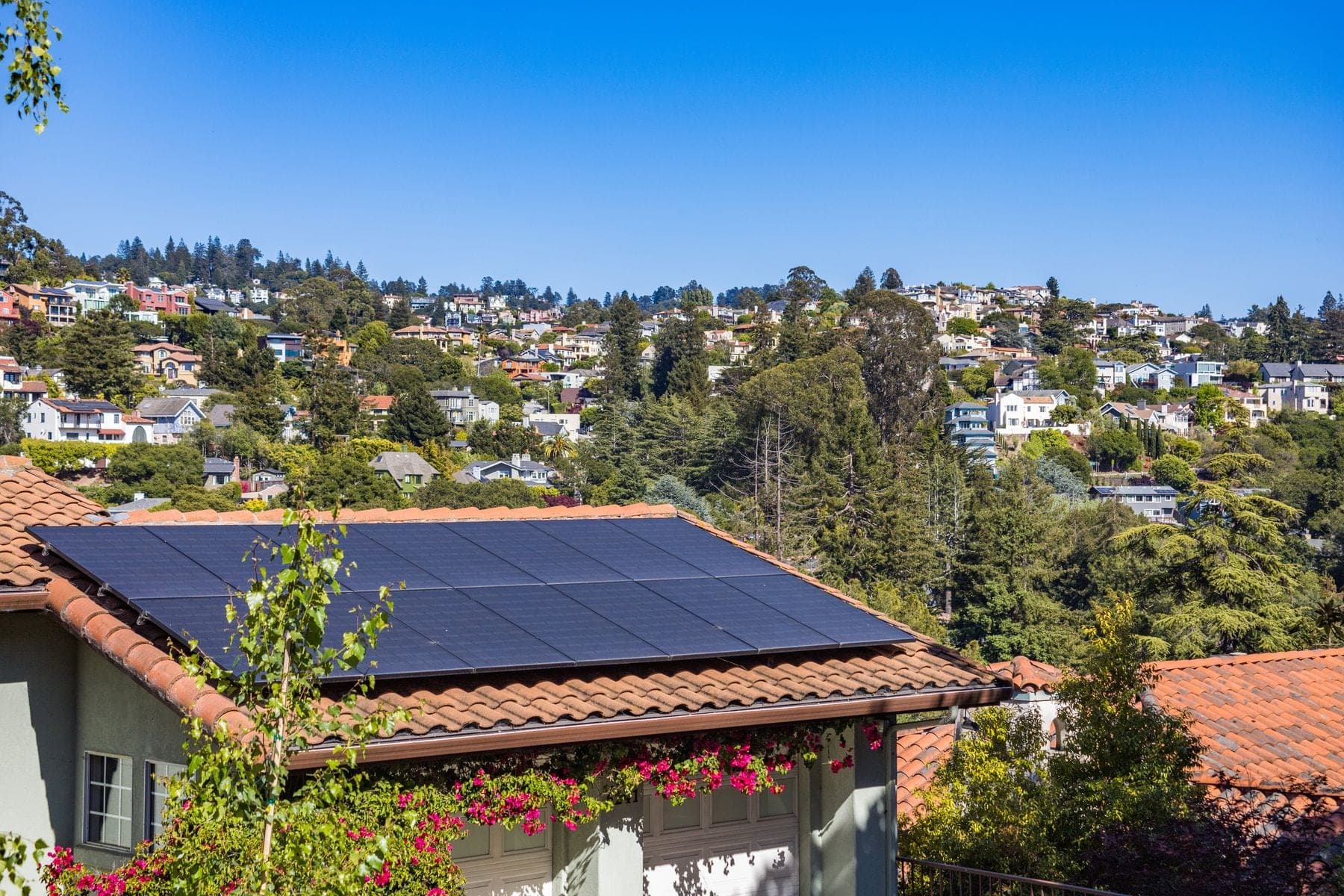 Zonnepanelen op het dak van een woning